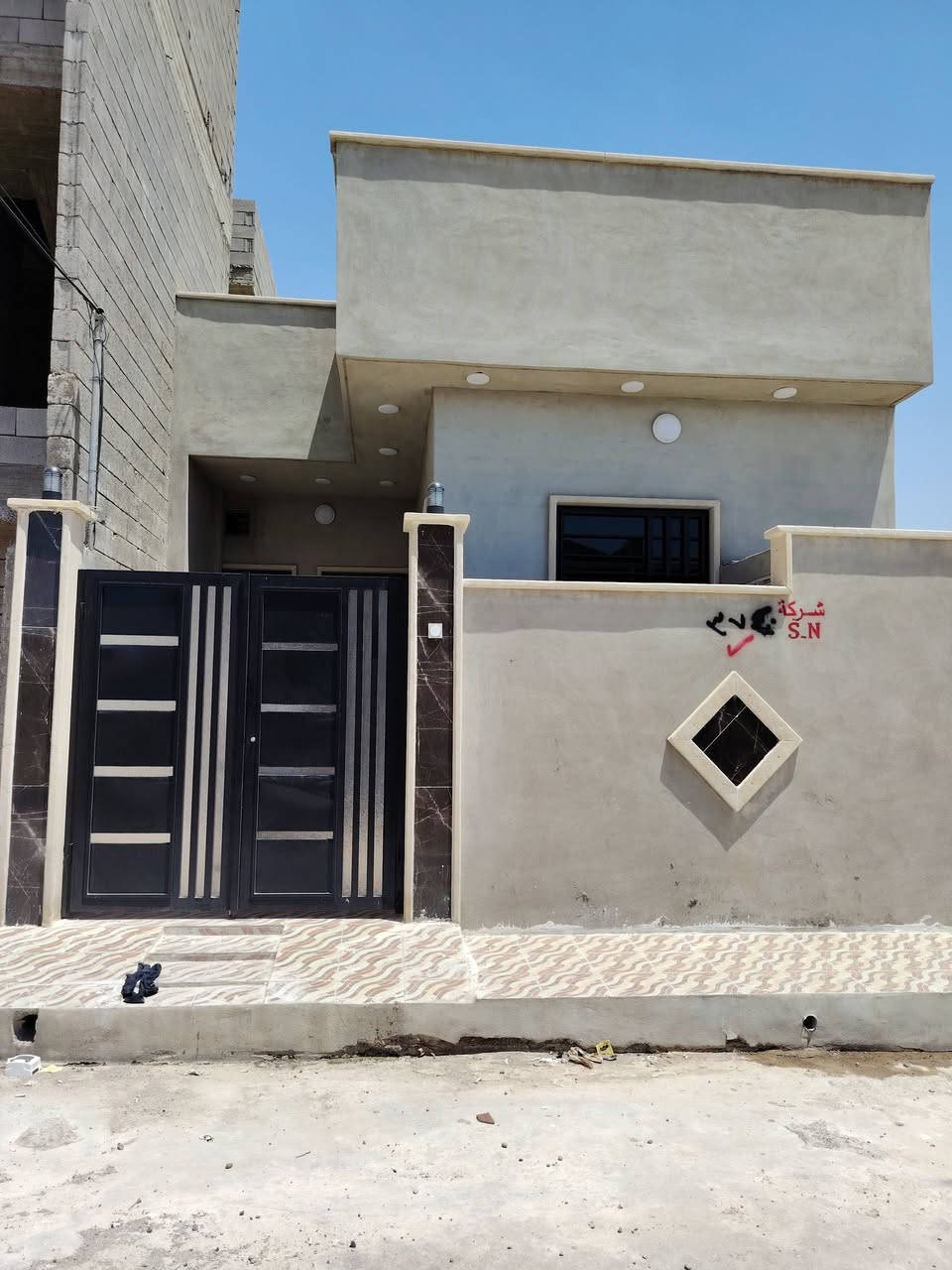 البيت للبيع مزارع زيونه مقابيل  حي الفلاح جمعية شمس نينوى مقاطعه ٧٩ مساحه ١٠٠ واجهة ٦واعمق ١٨ بيت تجهو قروب بيت غراف نوام وهول ومطبخ وستقبال وصحيات وبيتون بل بيدي قريب جامع حازم الليله بيت فول شرط تحويل بل جمعية وكرات بلدية استفسار تصل على الرقم *********** كورك *********** مورسلت الصفحه
