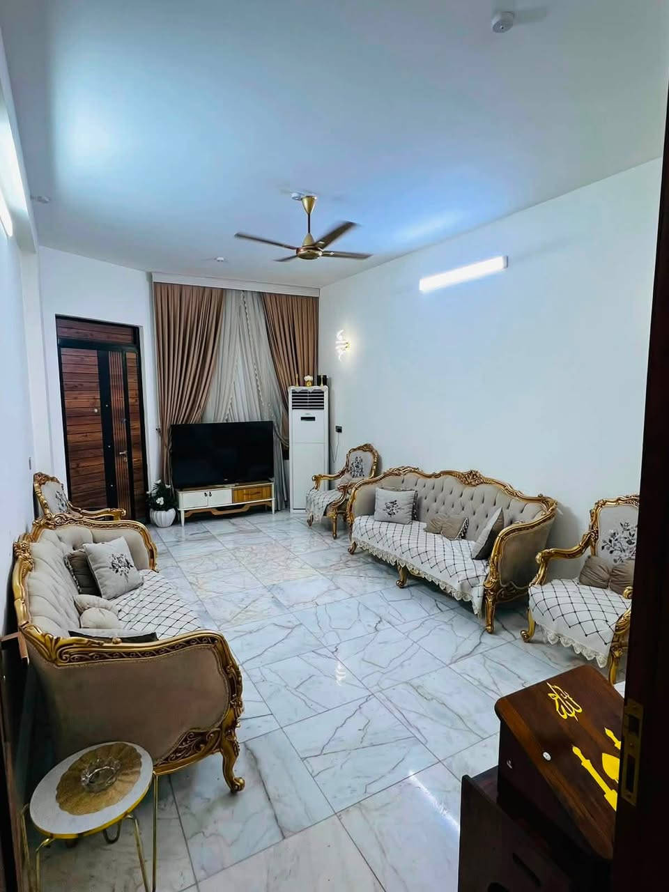 🚨 بيع مستعجل  دار حديثة للبيع 🚨
🏡 فرصة مميزة للجادين

دار سكني 3 طوابق، بناء حديث سنة 2025، بتصميم عصري وتشطيبات حديثة ومميزة.

✨ المواصفات:

* 🏘 3 طوابق بتصميم حديث.
* 
🏢* الطابق الاول استقبال مع مطبخ  حار بارد مع صاله مع غرفه منام مع   خدمات كامله 
* 
* 🚿 الطابق الثاني ول ثالث  نظام سويت: الطابق الثاني ٣ غرف  
 الطابق الثالث غرفه مع صاله  
* 🪨 ملاحضه الطابق الأرضي  (( مرمر ))
* ✨ الطابق الثاني والثالث  (( بورسلين ))
* 🏗️ بناء حديث سنة 2025.
* 💡 تجهيزات وتشطيبات عصرية.
* 🌟 تصميم راقي واستغلال ممتاز للمساحات.
* 🔑 مناسب للسكن العائلي أو الاستثمار.
* 📐 المساحة: 150 متر.

📍 الموقع: فلكة صباح الخياط، خلف مثلجات الملكة، في شارع هادئ ومميز.

💰 البيع مستعجل  والسعر قابل للتفاوض 

📞 للتواصل والاستفسار:
***********
***********
