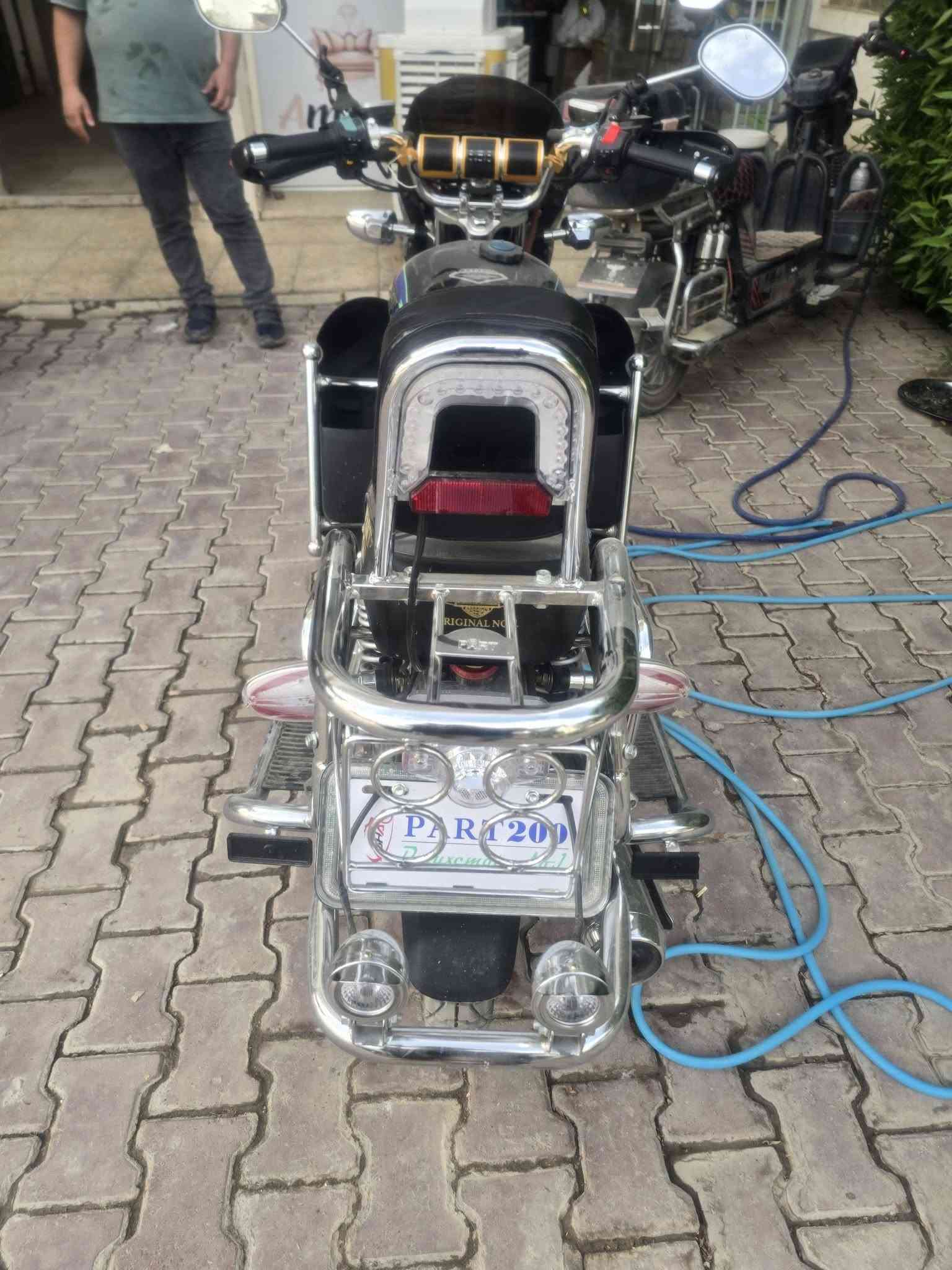 السلام عليكم متوفر بارت 200cc نيكل 
موديل 24 مخزن ماشي 300 كيلو متر 
دبل سويج ودبل بصمة تشغيل عن بعد 
بطارية تعبانة لان الدراجة مخزنة 
السعر 1200 
مكاني بغداد الدورة جمعية خير لله 
رقم ***********
