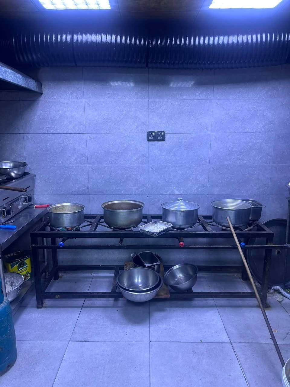 السلام عليكم غراض مطعم للبيع كلمن وسعره ناصريه مركز ***********
