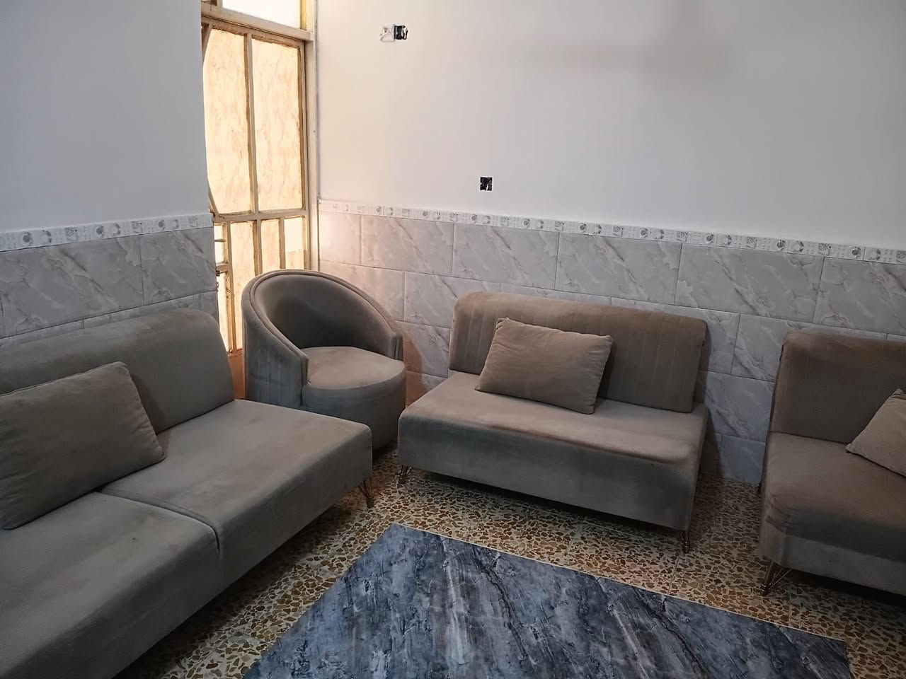 السلام عليكم ديوان للبيع بسعر مناسب 
سبب البيع لضيق المكان 
***********
