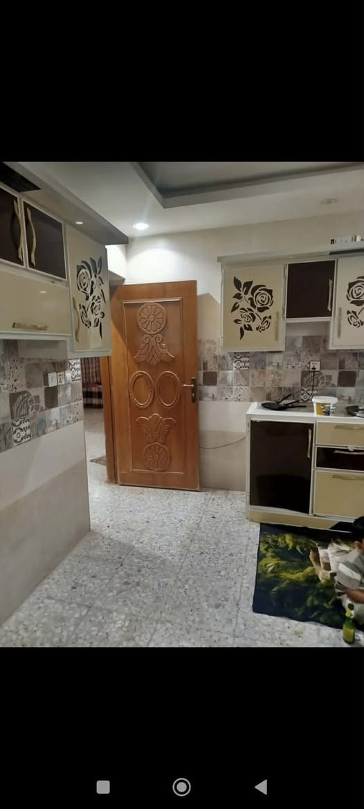 بيت للبيع مساحته 200 في حي السلام الثانية قريب جدا عل شارع ام البنين وقريب جدا عل كراج الموحد يحتوي على غرفتين نوم واحد من الغرف تحتوي على سويت وكلدور واستقبال ومطبخ حار وبارد وثلاث حمامات وحديقة وكراج سيارة للاستفسار الاتصال على الرقم ***********

نص مكتوب في الصور:
- HONOR X9c
- HONOR X9B