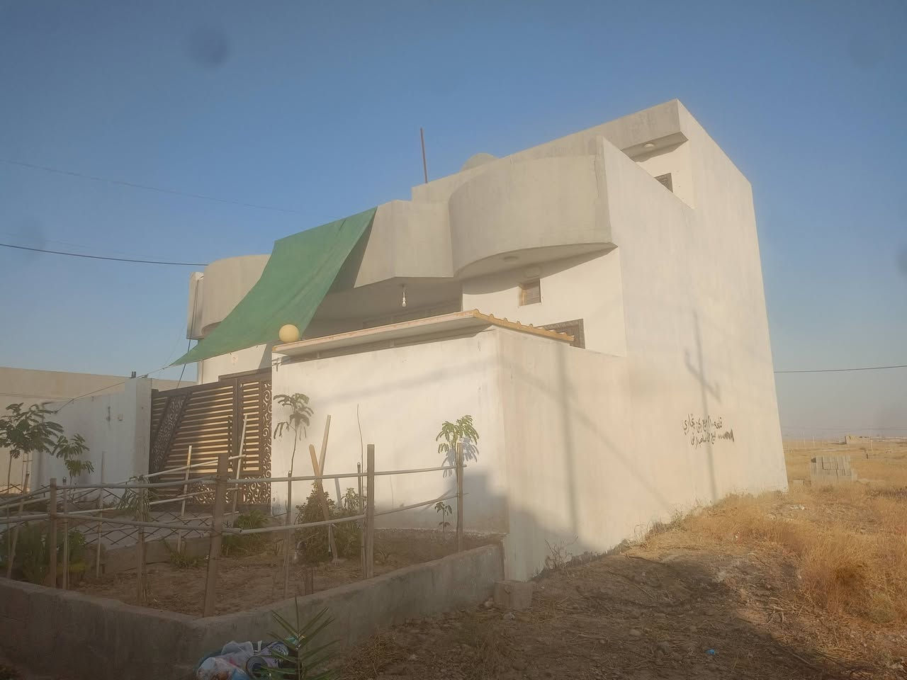 بيت للبيع زراعي مساحته 100متر مربع يحتوي على ثلاثه غرف نوم وصاله مع صحيات وغرفه نوم الثالثه في الطابق الثاني مع صحيات موقعه شوراو الثانيه قرب جامع النور الهادي سعره 55 بيه مجال والاتصال على الارقام *********** و ***********
