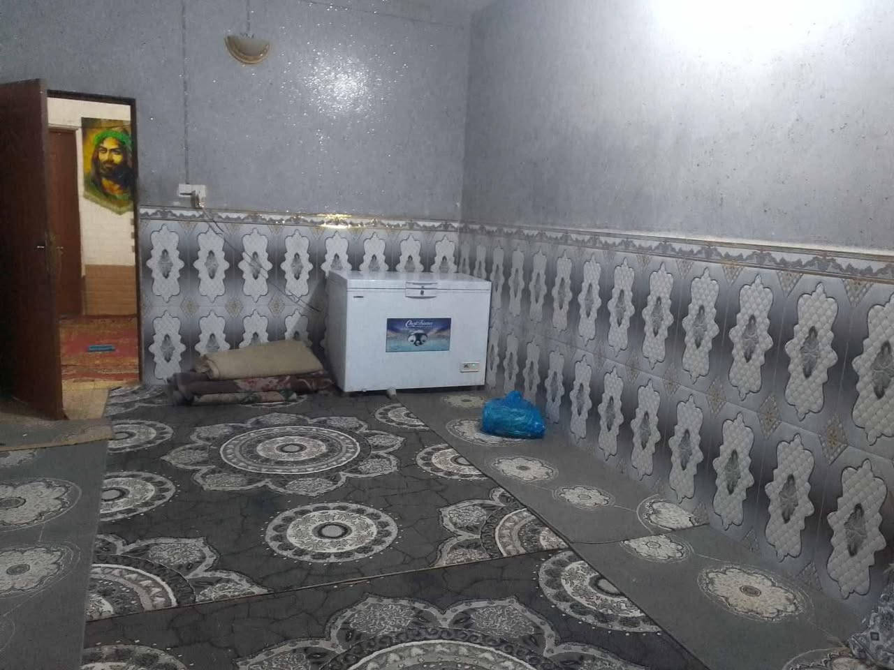 📌3📌السلام عليكم بيت 100 متر 
براكية شارع المطار القديم 
طابقين طابق الاول غرفتين وصاله واستقبال وطارمه وتخاريج بناء طابوك جيري وسقف عكاده
الطابق الثاني غرفة جبيرة وحمام ومكشوفة  
السعر ١٨ وبي مجال بيع مستعجل
للاستفسار ***********
