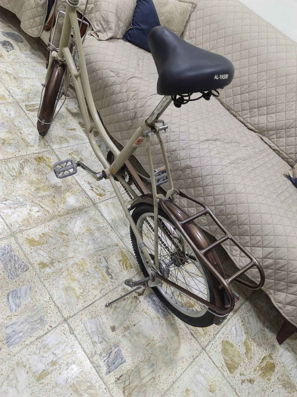 يا الله باسكل حجم 20 تكسي  ياباني اصلي تاير امامي خط جوزي اصلي بريكات بالمكان مبدل بي تاير خلفي ويا لايت شغال كامل مكمل البايسكل سيبايه عضم قويه ونضافه فول سعر بلاش 75 وبي مجال بسيط مكاني بالبياع شارع 17 بالنهايه للتواصل واتساب *********** الي يريد حجم 26 موجود عندي بنفس السعر
