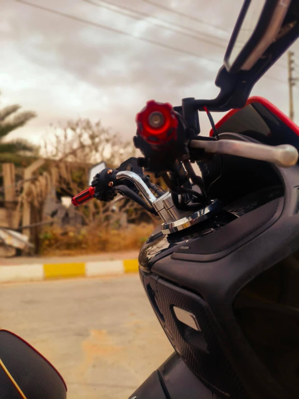 الدراجة غنية عن التعريف، جاهزة من كلشي وما تحتاج برغي واحد. شغل واطلع وين ما تحب.
هوندا ( فورزة 09 ) نازله من لرمبه بشهر الثاني.
ماشيه 15الف قليل جدآ. 

صبغ بلاد ومكفولة من أي نقص.
لون أسود كرستال. 

المحرك 250cc : بحالة الوكالة، نغمة ناعمة وعزم قوي، و أبدله دهن موتل

تخم تايرات جدد

مرايه قرش. 

ستاند حساس. 

سايد ابريك. 

صالنصه نص رياضي صوتها كلش حلو. 

كير 4 تحويلات 7 نمر. 

وياها خوذه بيها جهاز اتصال واغاني 

مي اخضر. أنت إفريز. 

اوراقها منفيس ومكاتبه مال معرض و اسويلك. مكاتبه

 سعرها ١٢ورقه.
كلشي مكفول شرط بحالة الوكالة 

*********** واتس اب 

#بلعافيه_عل_ياخذها
