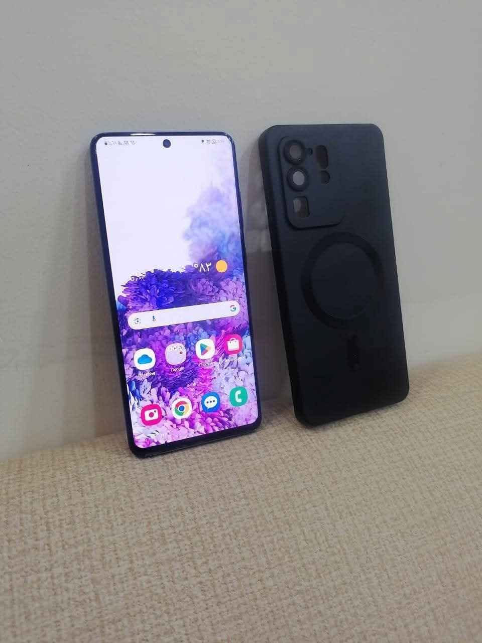 سامسونج s21 الترا نسخه 5G 
المواصفات والاسعار
سيم كارت مع شريحه الكترونيه ذاكره 128 سعر 390
دبل سيم كرت ذاكره 256 سعر 460 الف
الامتيازات
الشاشة: Dynamic AMOLED 2X قياس 6.8 بوصة،
المعالج:  Snapdragon 888
الكاميرا الخلفية: رباعية؛ رئيسية 108  ميجابكسل
الكاميرا الأمامية: 40 ميجابكسل.
البطارية: 5000 مللي أمبير، تدعم الشحن السلكي 25 واط واللاسلكي 15 واط.
بغداد زيونه ربيعي قرب مجمع البركه 
*********** بغداد, العراق
