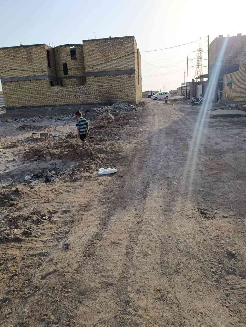 السلام عليكم
قطعة ٢٠٠ متر الواجهه ١٢متر نزال ١٧ رابع قطعة عن الحولي وقريبة عن الجسر 
مجاري كهرباء كل الخدمات متوفرة 
السعر30بيه مجال بسيط
للاستفسار ***********
