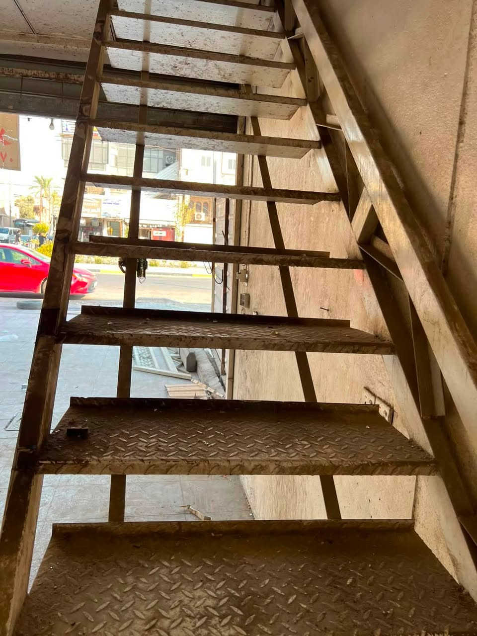 درج حديد نضيف جدا الطول 4 متر و 70 سم 
العرض 90 سم درج محل سعره 150 الف 
المكان بغداد البياع
للاستفسار اتصل على الرقم فقط
***********
