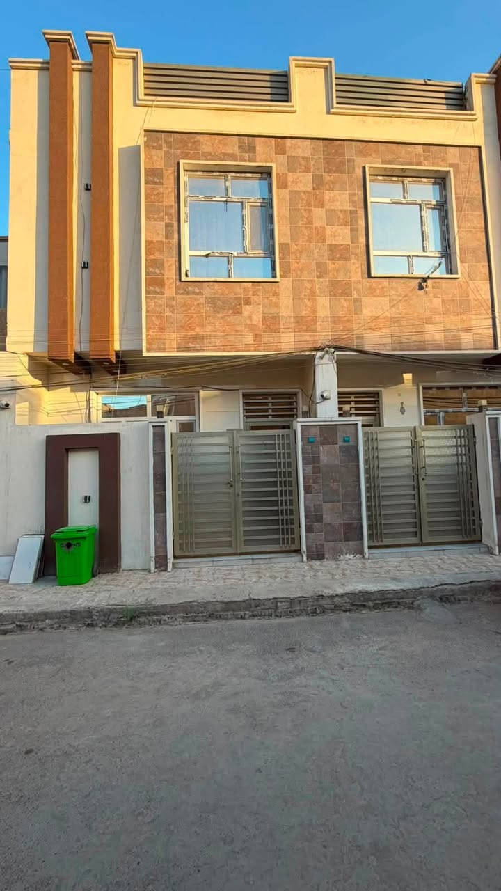 السلام عليكم / مكتب الحداثة
الدار للبيع المساحة🏠 50 متر.   

يحتوي على استقبال ومطبخ 

وغرفتين نوم 🛏️

صحيات عدد 2 

ويحتوي على مخزن وسطح 

عنوان البيت ديوان مخابرات خلف شارع ٦٠ 

ملاحظة/ يتم البيع والشراء في مكتب الحداثة قرب جامع محمد رسول الله على شارع ٦٠ 

اي استفسار التصال على الرقام التالية 

*********** 

***********
