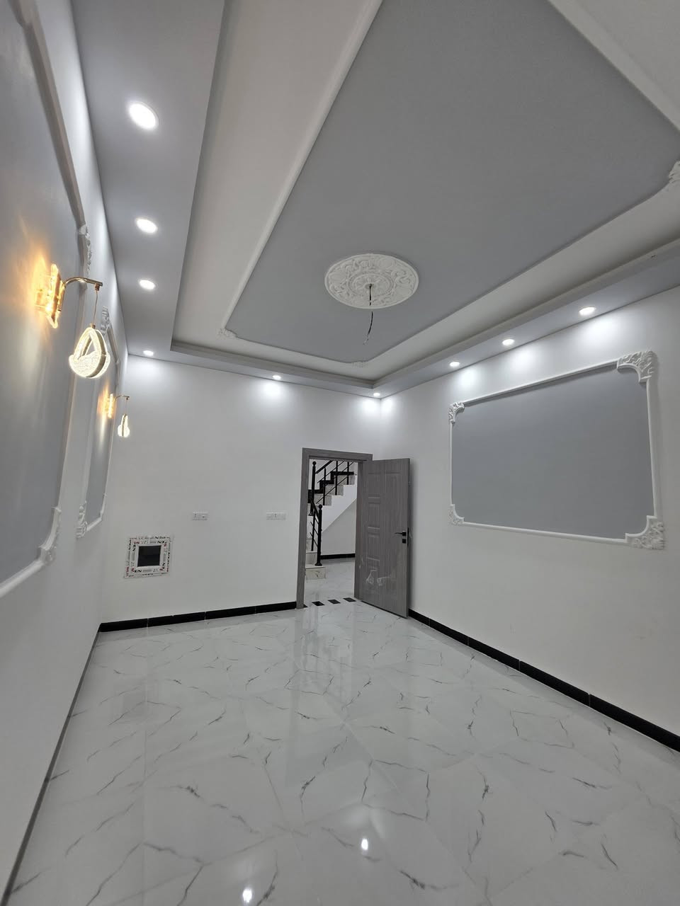 السلام عليكم ....🖤
▪️دار ركن 🏡 للبيع طابقين /  الديوم - المربع الثاني قرب المستوصف والمدارس وجامع القهار وبصف شارع 30  البيت فوووول تصميم حديث 
▪️مساحـــة الـــدار 100 متر الواجهه 10 متر 💯
▪️3 غـــرف نـــوم + 3 مـــجاميع صــحية
▪️اســتقبال + مطــبخ 
- واجهه الدار👇 سحب ملكي + السطح شتايگر + الصحيات نظام دفن + الابواب قاصة + المغاسل تعليگ + الابواب الداخلية تركي درجة اولى + گراج سيارة + بورسلين دبل لمعه + الشبابيك المنيوم
سعر الدار 86 مليون
▪️للأستفسار: ***********
