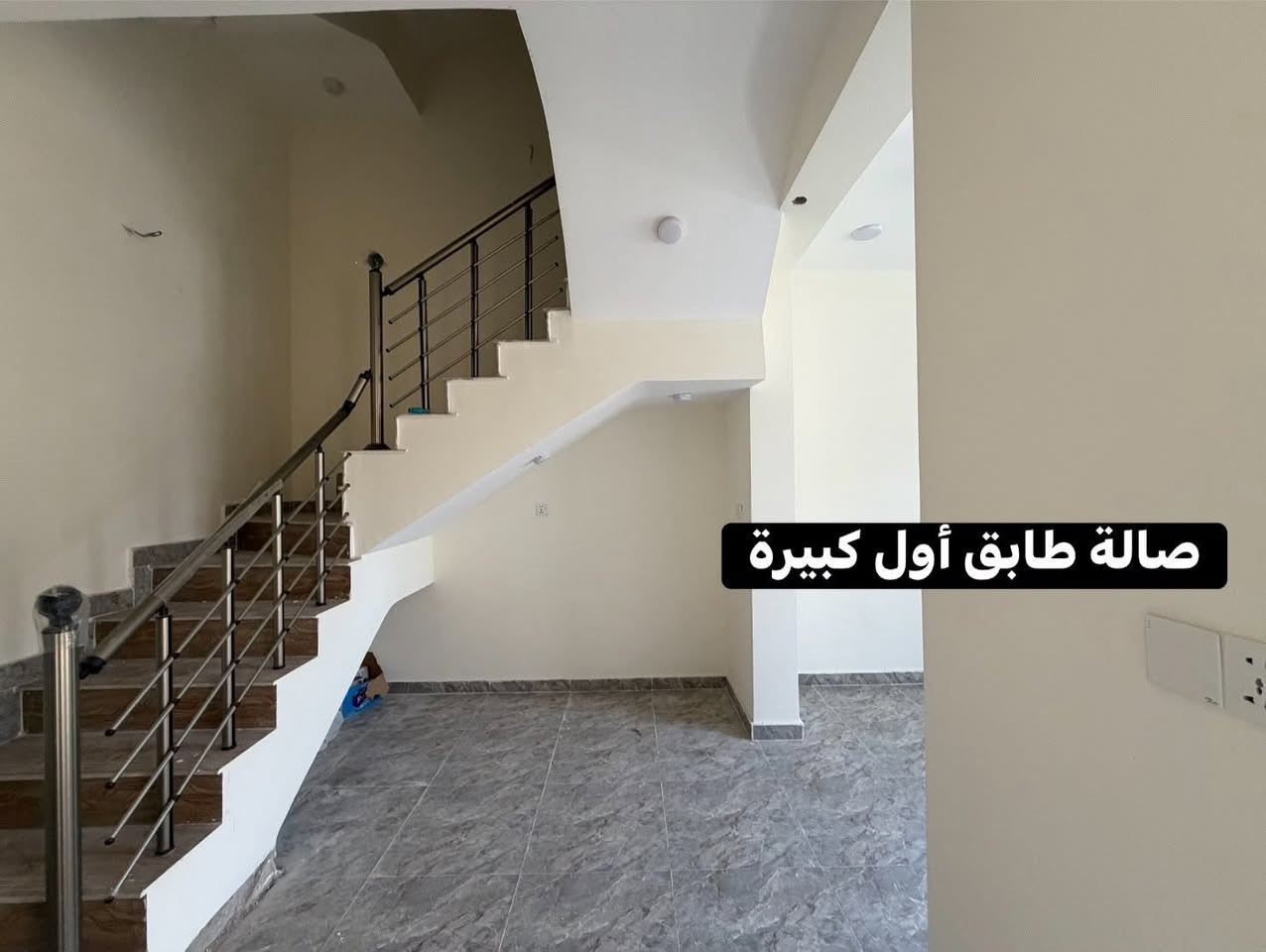 سلام عليكم دار الايجار مساحة 50 متر ثلاث طوابق
3 غرف زيرو ممسكون جديد 🆕 دورة حي دجلة 
استفسار : الاجار 600 
***********
***********
***********

