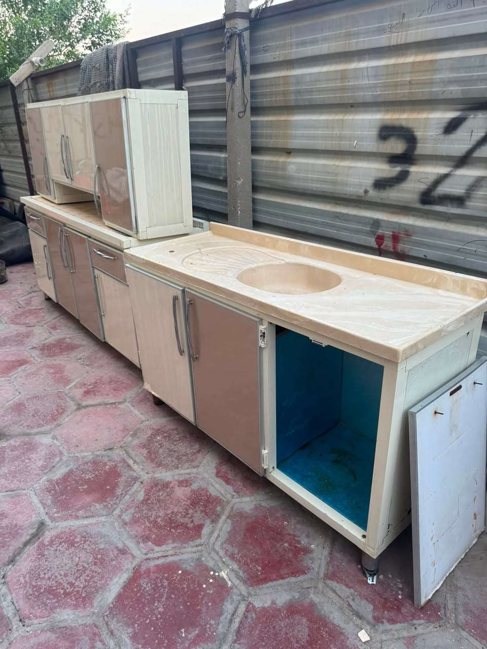 كاونتر. تفصال ثكيل.
مترين والسنك. متر ونص
الابواب.  Mdf باقي كله المنيوم. 
باب يحتاج بس تركيب. 
مكانه بغداد بلديات. 225 بي مجال
***********
