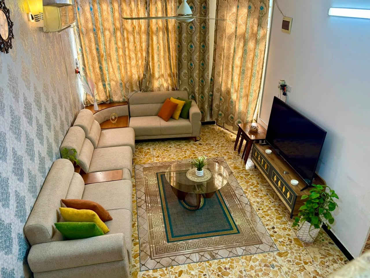 السلام عليكم
٥٠ متر للبيع
الطابق الاول هول ومطبخ وحمام + منور
الثاني غرفتين + بيتونه 
السطح شتايكر
العنوان كميره بدايه قريه صبر
للأستفسار ***********
