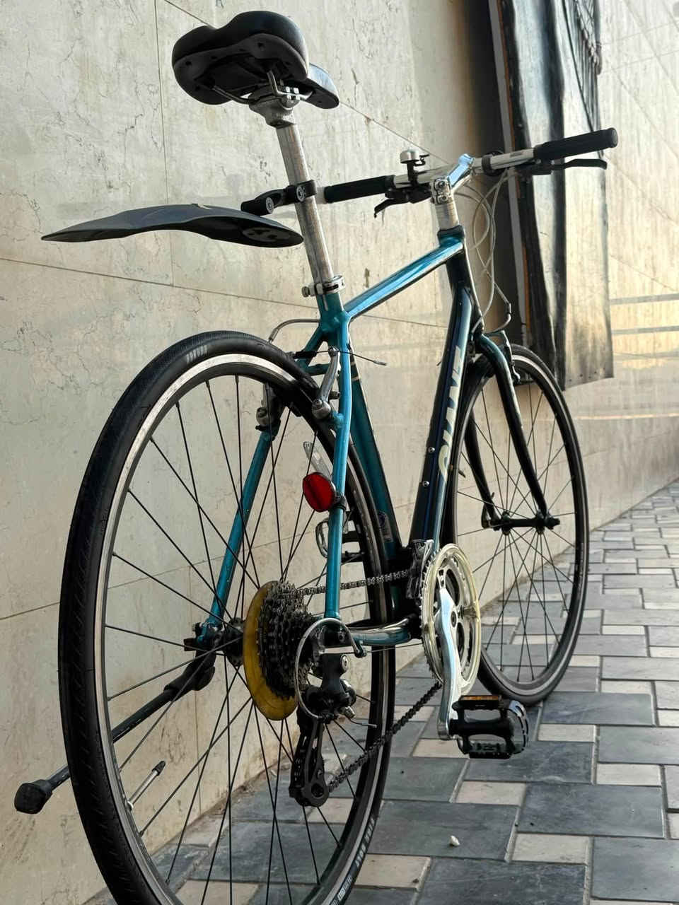 سلام عليكم 
بايك من ماركة GIANT سكيب المعروفه
بايك كسر حاوية
حجم 28 M 
مكينة ALTUS 
سستم كير 8/3 SHIMANO 
بايك المنيوم وزين ريشة
ويل طبقيتن المنيوم 
بطيخات نحاس
بايك كامل من كلشي
بايك لون مميز
تايرات جديدة 
سعر 235 وبي مجال
مكاني بغداد الاعظمية 
للستفسار خاص او ***********
