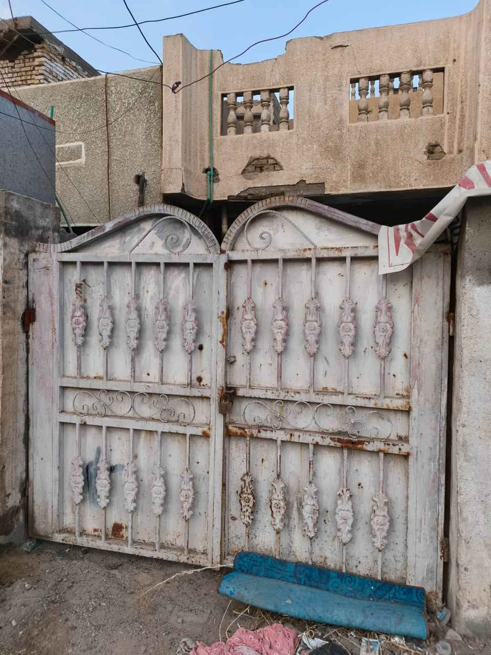 بيت للبيع 200متر طابقين في 22قريب على شارع العام بيت طابق الأول معمره سعر 125———***********
