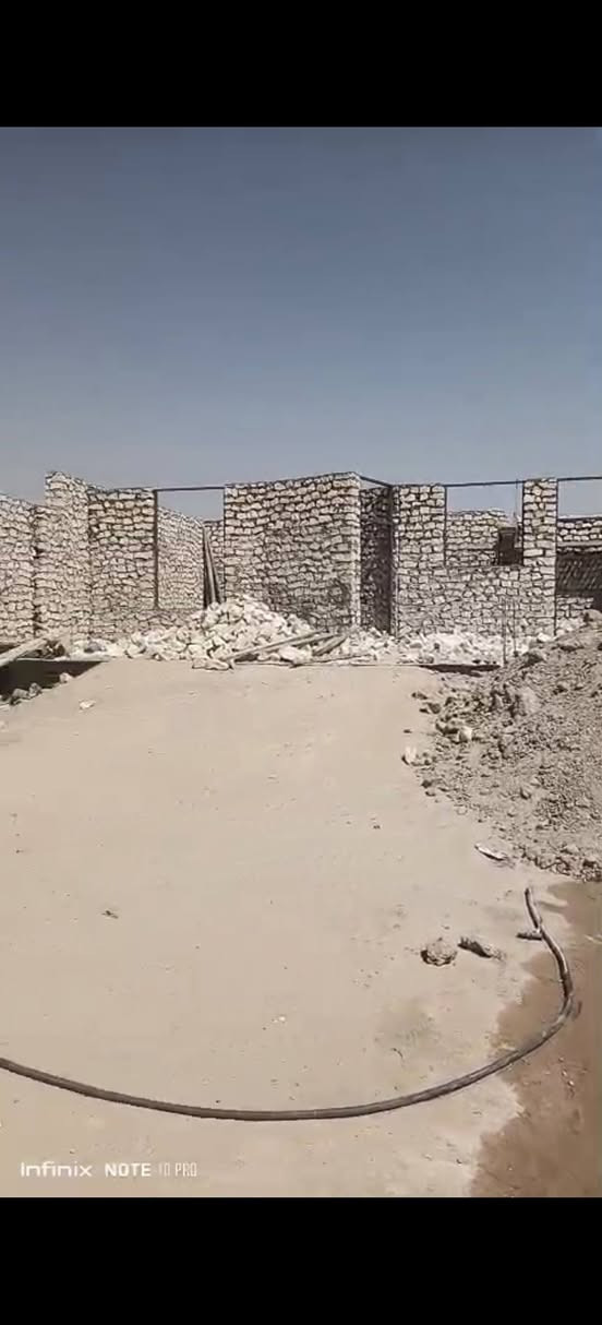 فرصة عقارية متميزة للبيع في الرمادي - الستة كيلو 🔥
بيت هيكل مكتمل الجدران والرباط  (المتبقي فقط صب السقف)، مبني بناء شخصي متين وعالي الجودة (ليس تجارياً) ومُعتنى به بكافة التفاصيل.
​📌 الموقع: الرمادي – منطقة الستة كيلو (موقع مميز جداً قريب من فلكة الشراع).
🌳 المميزات: البيت يقع مقابل حديقة/مساحة خضراء مباشرة، في حي راقي وهادئ.
​📐 تفاصيل المساحة والخريطة (حسب الخريطة المرفقة):
​المساحة الكلية: 250 متر مربع (الواجهة 12.5 متر × النزال 20 متر).  
​التقسيم الداخلي:
​كراج سيارة واسع + حديقة.  
​استقبال ضيوف واسعة بمدخل مستقل.  
​صالة معيشة مع درج دائري عصري.  
​مطبخ مقسم (حار + بارد).  
​غرفتا نوم بمساحات واسعة.  
​مجموعة صحيات وحمام + منوير.  
​🛠️ مواصفات البناء:
​بناء حجر متين مع رباط مسلح وتجعيب كامل وتزفيت.  
​تنفيذ درجة أولى وبناء شخصي متعوب عليه.  
​📞 للتواصل والاستفسار المباشر (المالك):
***********@

نص مكتوب في الصور:
- 12,5"20
- Infinix NOTE 10 PRO