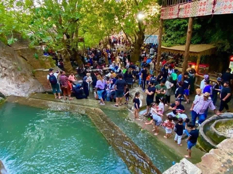 🏞️ برنامج رحلة دهوك – زاخو – عقرة
📅 موعد الانطلاق: الخميس  8/6
💰 سعر النفر: 90 ألف دينار ... عوائل فقط.. عوائل فقط 

حفل شواء جميل عائلي مقدم من الشركة

🗓️ اليوم الأول

بعد الوصول واستلام السكن وأخذ قسط من الراحة، تنطلق جولتنا المسائية إلى:

* 🛍️ مودا مول
* 🦁 حديقة الحيوانات
* 🛒 فاميلي مول

🗓️ اليوم الثاني

بعد تناول الإفطار صباحًا، نتوجه إلى:

* 🌊 زاخو
* 💦 شلال شرانش
* 🌿 مصيف برخ
* 🌄 مصيف دشتي تاغ
* 🚠 وفي المساء: تليفريك جبل زاوه

🗓️ اليوم الثالث

بعد الإفطار صباحًا، نزور:

* 💧 شلال كلي أشاوا
* 🌳 مصيف كلي شيرانه
* 🌲 مصيف ڤين
* 🪨 مطعم الكهف
* 🌆 وفي المساء: جولة حرة داخل مدينة دهوك

🗓️ اليوم الرابع

بعد الإفطار ومغادرة السكن، نتوجه إلى:

* 🏞️ مدينة عقرة
* 🌿 مصيف بيرس
* 🌳 مصيف سيبة
* 🍽️ تناول وجبة الغداء في عقرة
* 🏙️ بعدها جولة في أربيل، ثم العودة إلى محافظتنا العزيزة.

✅ البرنامج يشمل

* 🏡 السكن في شاليهات چنار وسط مدينة دهوك.
* 🚌 باصات حديثة ومكيفة.
* 🗺️ جولات سياحية متكاملة.
* 🍳 وجبة إفطار صباحية.
* 👨‍💼 كادر سياحي مرافق.
* 🎁 مسابقات وجوائز طوال الرحلة.

الذهب من الزبيدية الى الزبيدية 
_ للتواصل  حمزة غركان  ***********

✨ أيام مليئة بالطبيعة والأجواء الجميلة والذكريات التي لا تُنسى… احجز مقعدك الآن قبل اكتمال العدد

