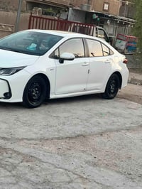 اخوان كورلا هايبرد البيع سياره موديل 2024ماشيه 45الف السياره بيها ٣ قط...