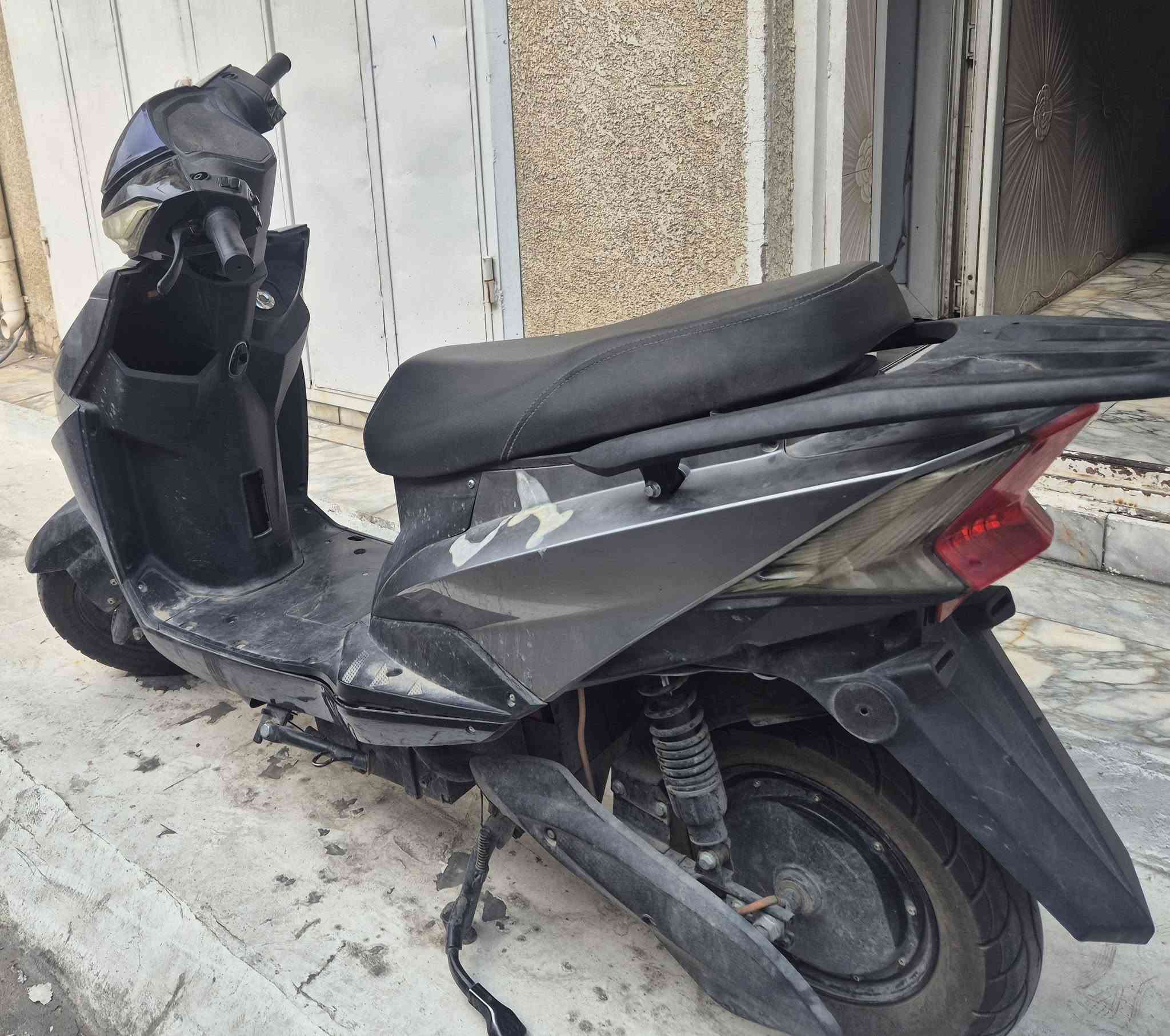 دراجة سكنس شحن
6 بطاريات 
تمشيك 40km اذا شحن فول
سرعة 50 حقيقي
تشحن كاملة ب 8 ساعات
سعر: 600 الف
رقم تواصل واتساب فقط: ***********
