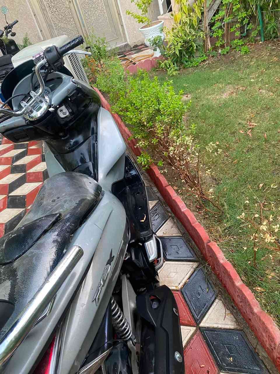 السلام عليكم pcx الجيل الاول للبيع مكينه ناعمة بيهة نقوصات خارجية مثل القفل مال صندوك ولبانزين يعني شغلات نواعم (الدراجة كفراتهة مصبوغه ) السعر 800 وبيهة مجال بسيط مكاني بغداد 
***********
