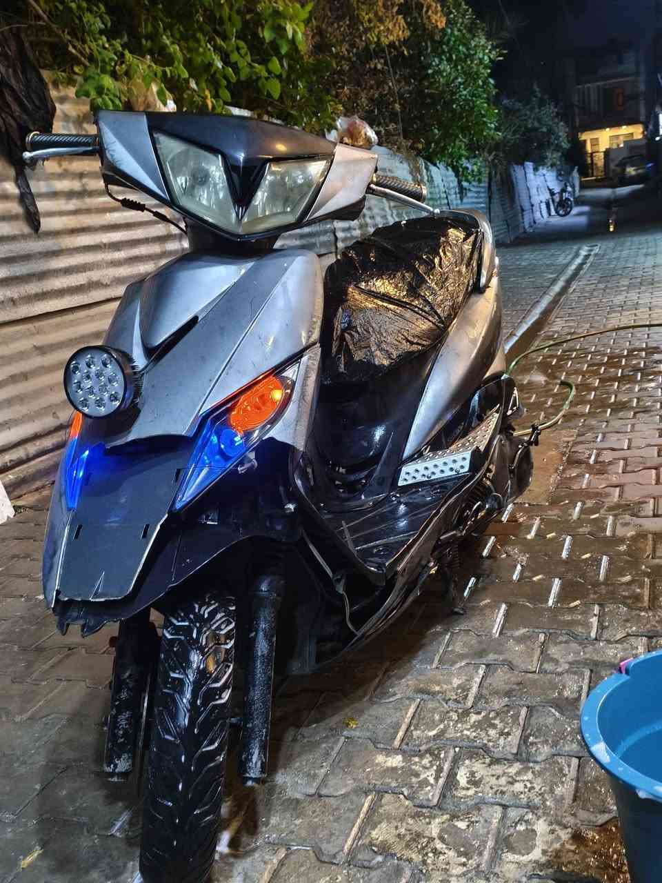 السلام عليكم 
دراجه محرك نضيف مبيهه تبخير ولا شويه 
🏍دراجه شللعه تخبل ومعدل كلش حلو  
📍دراجه نضيفه كلش بس كفرات تعبانه يرادلهن 📍تبديلل وترجع لدراجه بلاديه وتنقيص مابيهه 
🔌دراجه كهريايات شغاله سلف شاير مثلل ما موضح 
📞لي شراي خلي يتصل عله هاذ لرقم *********** بي 
وتساب فقط 📲
مكاني بغداد الكريعات
