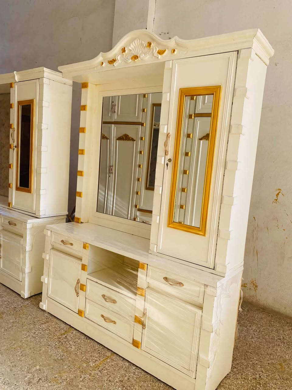 غرفة نوم عراقي مستخدم اخو الجديد خشب عراقي صبغ حراري
شغل درجة اولى مرتب ضهر جرجوبة توصا احطاطة صاج خارج داخل 
ا
رقم الهاتف ***********
