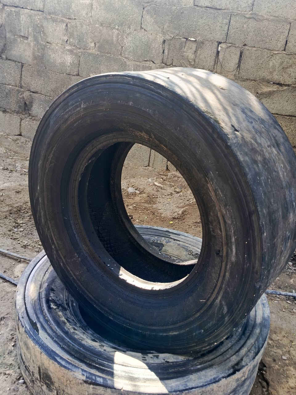 تاير حادلة عريض واحد نص عمر وثاني نضيف
 سعر نص عمر 100
ونضيف 200
رقم الهاتف ***********
