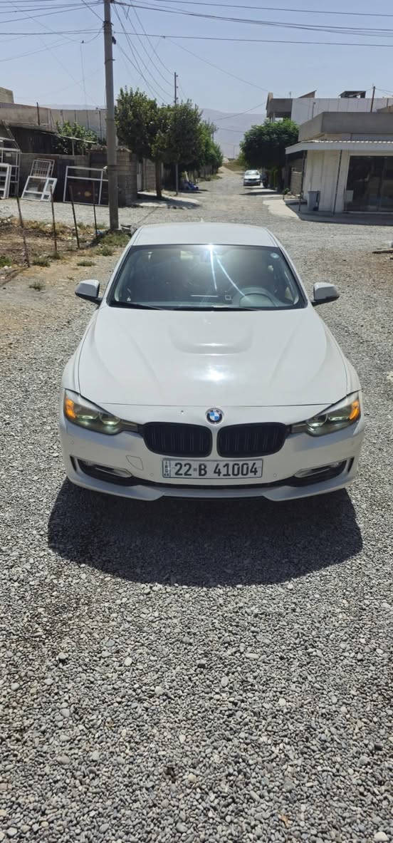 bmw 318i
سەیارەکە سفری ئێرەیە شەریکە عروشە 
 
مۆدیل 2016 
سەیارەکە دووپارچەی  بۆیاغە  بێ ژوورێ و بێ ناوگرتن چەملەغی لای سەیاق و بۆنیتی گۆڕاوەبۆ سپۆرت 
چوارتاییەی لۆکی لەژێرە 
ویلی سپۆرتی بۆ بەستراوە بێ کێشەیە
سەیارەکە پێشو پشتی عاسەیە و هەموویان کاردەکەن
سێ مۆدی لێخوڕینی هەیە 
سپۆرت و ئیکۆ و نۆرماڵ
سەیارەکە سێ گێڕە ئۆتماتیک و عادی و سپۆرتە 
گێڕە عادیەکەی 8 گێڕە 
تحدید سورعەیە 
سەیارەکە بەشەرتی گێڕو مەکینە
تەبرید لەسەر سویچە ساردو گەرم بێ کێشەیە 
ئاوێنەکەی دژە فوولە 
هەرچوار جامی کارەباییە 
تەحەکوماتی سەرسوکانی هەیەو هەمووی ئیش دەکات 
شاشەیەکی بێ کێشەی هەیەو هەموو شتەکانی نیشان دەدات 
وەهیچ غڕامەی لەسەر نییە تا 2027 سەنەوی نوێیە 
و بەناو خۆمەوەیە 
هیچ غڕامەیەکی لەسەر نییە 
تا بڵێی سەیارەیەکی بێ کێشەیەو کەم بەنزین دەخوات مەکینە سێپستن  دەبڵ تۆڕبۆیە
تەحکوماتی لایتەکانی لەناوەوەیەو هەمووی ئیش دەکات 
گڵۆپی تەمی هەیەو گڵۆپەکانی بێ کێشەن 
ئاوێنەکانی ئیشارەتن
دەتوانی لەدوورەوە لەڕێگایی سویچەکە جامەکانی داخەی و ئاوێنەی بخەوێنی
بۆ زانیاری زیاتر پەوەندی بکە واتس ئەپ و ڤایبەر *********** بشدار, السليمانية
