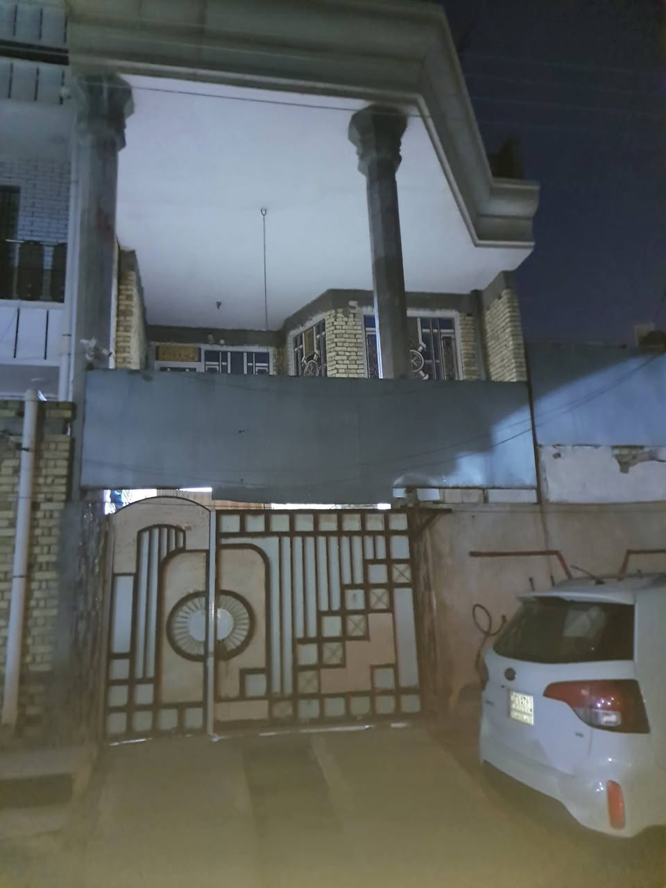 بيت للبيع مساحة ١٥٠متر حي الحسين القديم خلف مستوصف الاسنان  فارغ حاليا      ***********

