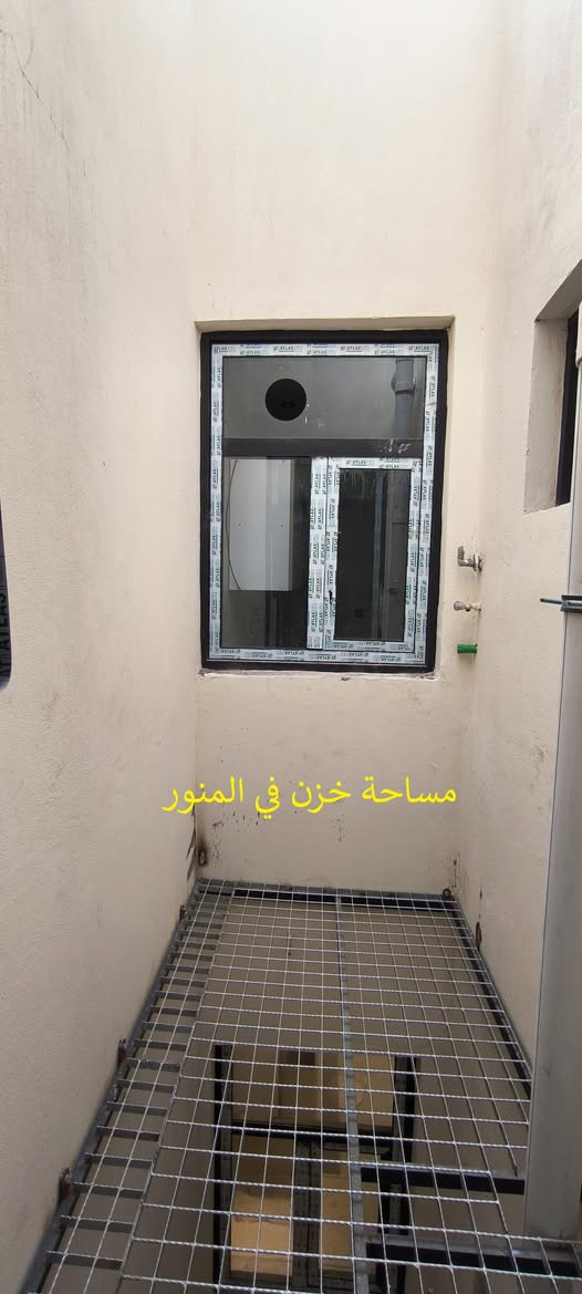 يوجد شقه للإيجار في منطقة الأعظمية، شارع المشاتل، بناية مجمع الغيث السكني.

الشقة جديده بالكامل (زيرو) تقع في الطابق الخامس وبإنارة طبيعيه ممتازة مع 3 مناور للشقه و مساحة تخزين في أحد المناور وتحتوي على 3 غرف نوم ومطبخ مجهز بكاونترات وصالة وحمام، و تأسيس جاهز للمكيفات (السبالت) و يتوفر أيضاً خط مولده جاهز و ماء اساله للشقه من الشبكة الوطنيه. 

البناية مجهزه بمصاعد كهربائية وكراج خاص للسيارات ونظام دخول الكتروني وخدمات النظافة والسكيورتي. 

البناية مجهزه بالأنترنت الضوئي و خدمات توصيل الغاز.

الشقة متاحه للايجار للعوائل او المكاتب التجاريه.

لبقية التفاصيل الاتصال على الواتس اب ***********

