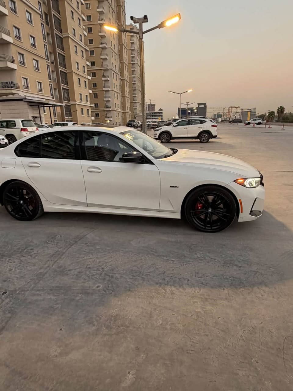 سلام عليكم
BMW 330e M package 2023 

ثلاث وضعيات قيادة (بانزين ، كهرباء ، هايبرد) 
ماشية 48 الف كيلو متر 
مغلفة ppf Matt 

شاشة متصلة 
ستيرن M 
داخل جلد احمر 
تدفئة كشنات 
كشنات خزن ميموري 
فتحة صقف 
رادار امامي
سستم صوت harman/kardon
داتا شو head up display 
شفتات ستيرن
شاحن وايرلس
نظام ترحيب عند الاقتراب من السيارة 
انارة داخلية led

حادثها جاملغ خلفي عكس السايق صبغ والجنطه مبدلة نفس اللون قطعه وحدة صبغ 
بدون ايرباك بدون شواصي 
السعر : 31,000$

مكانها بغداد المنصور 
للاستفسار : ***********
