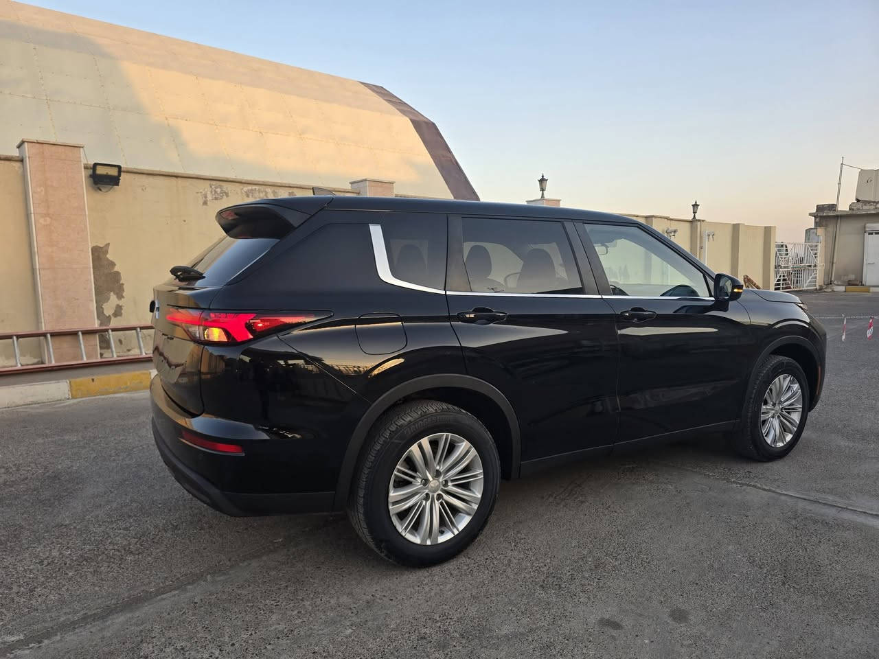 ئــــــوتلاندەر  2024 
دەبل اکصل AWD
رەنگی رەشــی  قەطران
ئەمریکی
7 نەفەری 
موســــفات ES
یەک عەلامەت لەسەر شاشە نیە 
رادار
حساس
کامیرە 
بەسمە
شاشە ئایپاد 
برێک کارەبای
ئوتو هولد
دەعمی زور کەمە تەنها چملاخی لای سایق سبوخ
هەردوو پەرەشوتی سکان و دەشبول تەقیە ئەویش پرشوتی شریکە دایناوە و سیستەم کرایە 
تەنها 31 هەزار مایل رویشتوە 
وێنەی دەعمیش دامناوە
رقم تلفون کورەک واتسئــــاپ ***********
شوێن ـ ئـــــاکرێ
ســــــــــــعر : 180 وەرەقە ومجال 
رقم شاسی 👇👇
JA4J4UA81RZ003772
