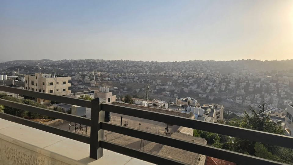 السلط البحيره • شبه ارضية • ١٦٥م