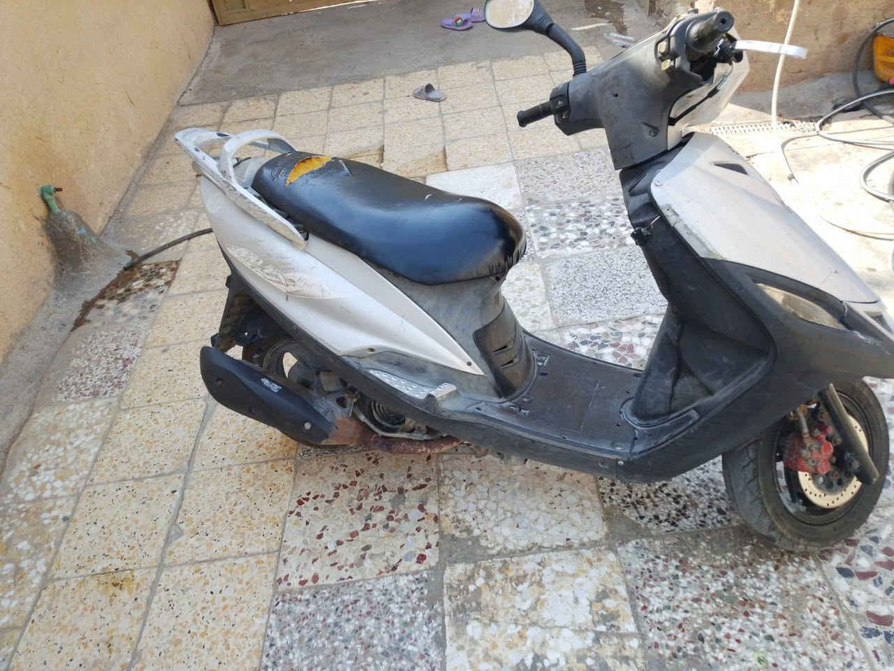 السلام عليكم شباب دراجه ماكس 140 للبيع دراجه شغاله يرادله ملاحظات شويه تاخذها تشتغل بس ملاحظه بس احنا نبيع كوم حديد من هالمكان العنوان بغداد خلف مركز الخنساء يم مستشفى الفضيليه العام السعر 250 وبيها مجال ركز زين على المنشور نبيع كوم حديد من المكان بس الدراجه شغاله تاخذها تشتغل متواجد واتساب رقم الهاتف ***********
