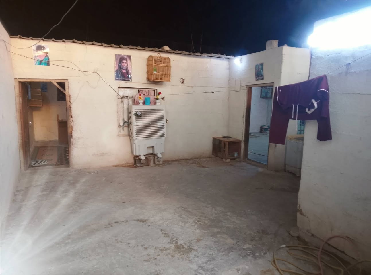 السلام عليكم دار للبيع واقع حال يحتوي على غرفتين ومطبخ جبير يصير غرفه وصحيات وحوش جبير مكان ام الكبر معمل الرحلات قريب ع شارع العالم المنطقه كامله خدمات ماء مجاري كهرباء وتبليط قيد الانشاء سعر ٢٢ مليون وبي مجال للاستفسار ***********
