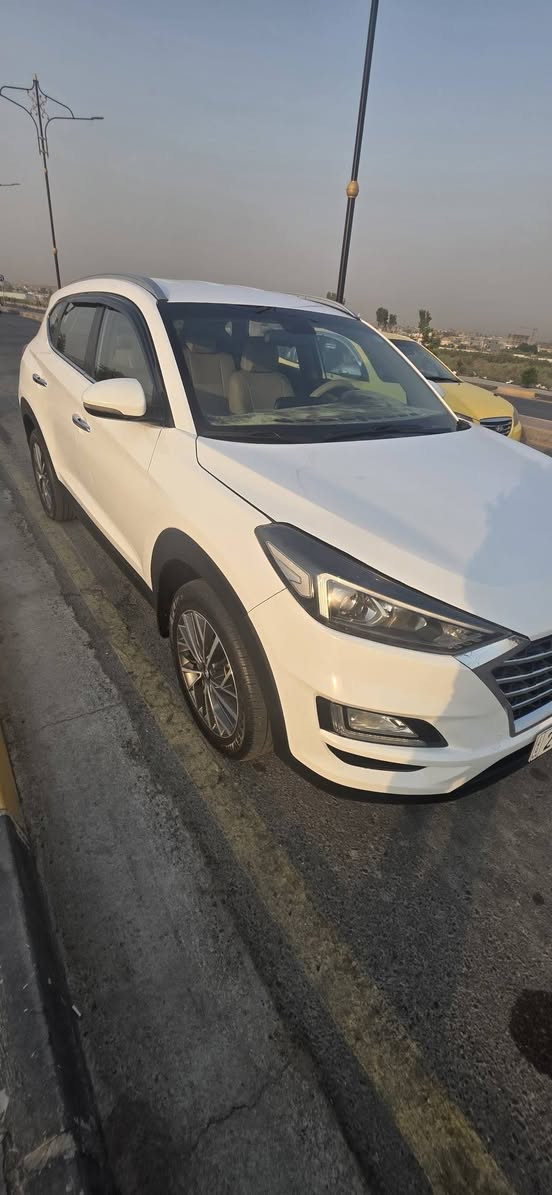 السلام عليكم توكسان 2019 خليجي ماشيه 184 الف مكينة وكير شرط بيها صبغ بداية البنيد بدون دواخل وتعديل بارد بالصندوق مؤشر بالصور للاستفسار عن السعر الاتصال على الأرقام
 ***********
***********
