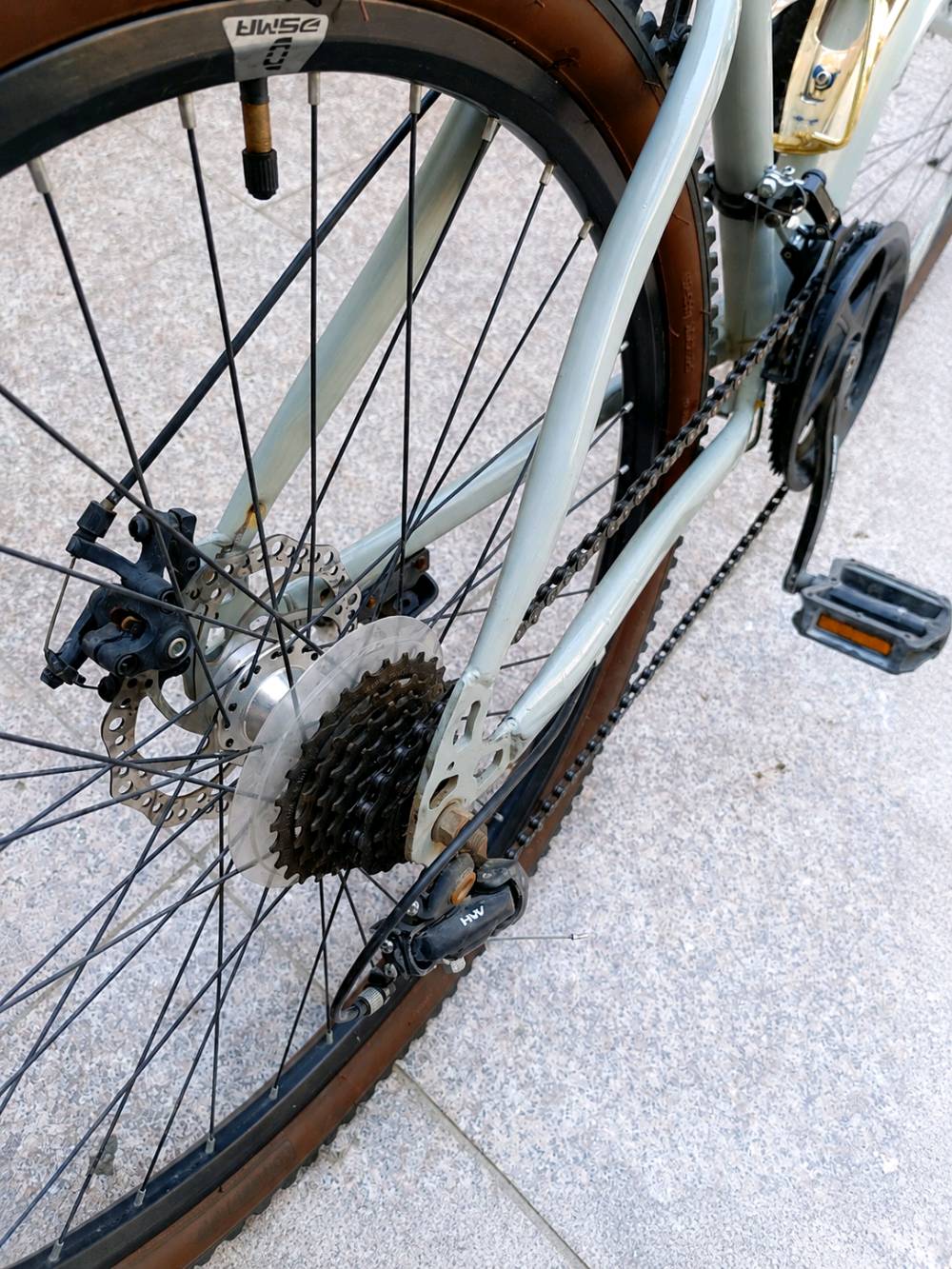 النوع: Mountain Bike رياضية
الموديل: MT310
السرعات: 21 سرعة (3 أمامي × 7 خلفي)
الفرامل: ديسك أمامي وخلفي
التعليق: مساعد أمامي
الإطارات: MTB للشارع والطرق الوعرة
تبديل السرعات: أمامي وخلفي
المقود: ملون بتصميم قوس قزح
الإضافات: حامل قنينة + ستاند جانبي
اللون: رمادي/أبيض
الحالة: مستعملة، نظيفة، مابدل بيه شي فقط چوب

السعر :175 ألف( وبي مجال هواي لأن مستعجل عليه) 

المنطقى : بغداد الدورة 

للتواصل : ***********
شنو قياس الدراجة بالضبط؟ (26 أو 27.5 أو 29) حتى يكون واضح للمشتري: 
26
الماكينة بيها أي عيوب أو تحتاج صيانة حالياً لو شغلتها سليمة؟: 
سليمة
تريد أذكر إذا السعر قابل للمساومة بشكل بسيط أو مستعجل على البيع؟: 
مستعجل على البيع وبين مجال هواي
التسليم بس ببغداد/الدورة لو تكدر توصل لمكان ثاني داخل بغداد؟: 
التسليم بغداد الدورة واكدر للبوعيثة
تقبل تجربة قبل الشراء أو فحص من المشتري؟: 
نعم جميع أنواع التجارب والفحص بدون أي خجل