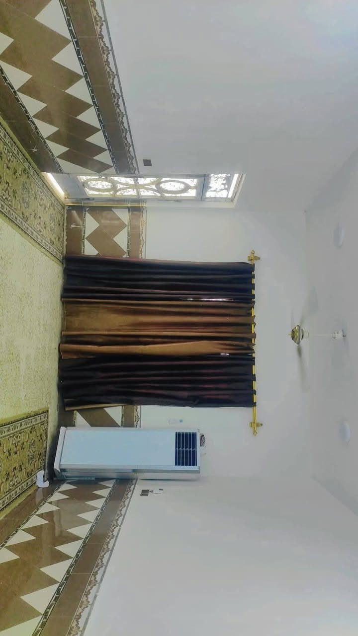 سلام عليكم ورحمه الله بيت للبيع مساحه 240م زراعي عماره.   حي المدثره شارع لإمام علي ع سلام كافه الخدمات متوفره ماء مجاري شوارع بلديه بناء جديد استفسار اتصال ***********

