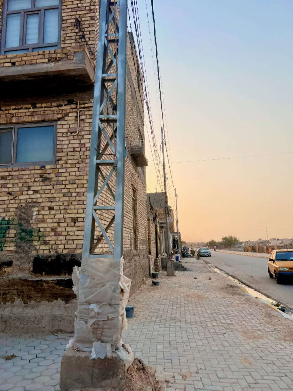 دار سكن للبيع مطلوب لصندوق الإسكان 40 مليون 
▪️الموقع حي الصدر الاول نهاية شارع جامع الجوادين 
▪️المساحة 100 متر 10 ❌10 ركن 
▪️مسلح 3 طابق
▪️استقبال ومطبخ وصاله وحمام وغرفة نوم 
▪️الثاني 3 نوم وصحيات وصالة 
▪️الثالث غرفة نوم 
بناء حديث للاستفسار الاتصال على الارقام التالية 
***********
***********
