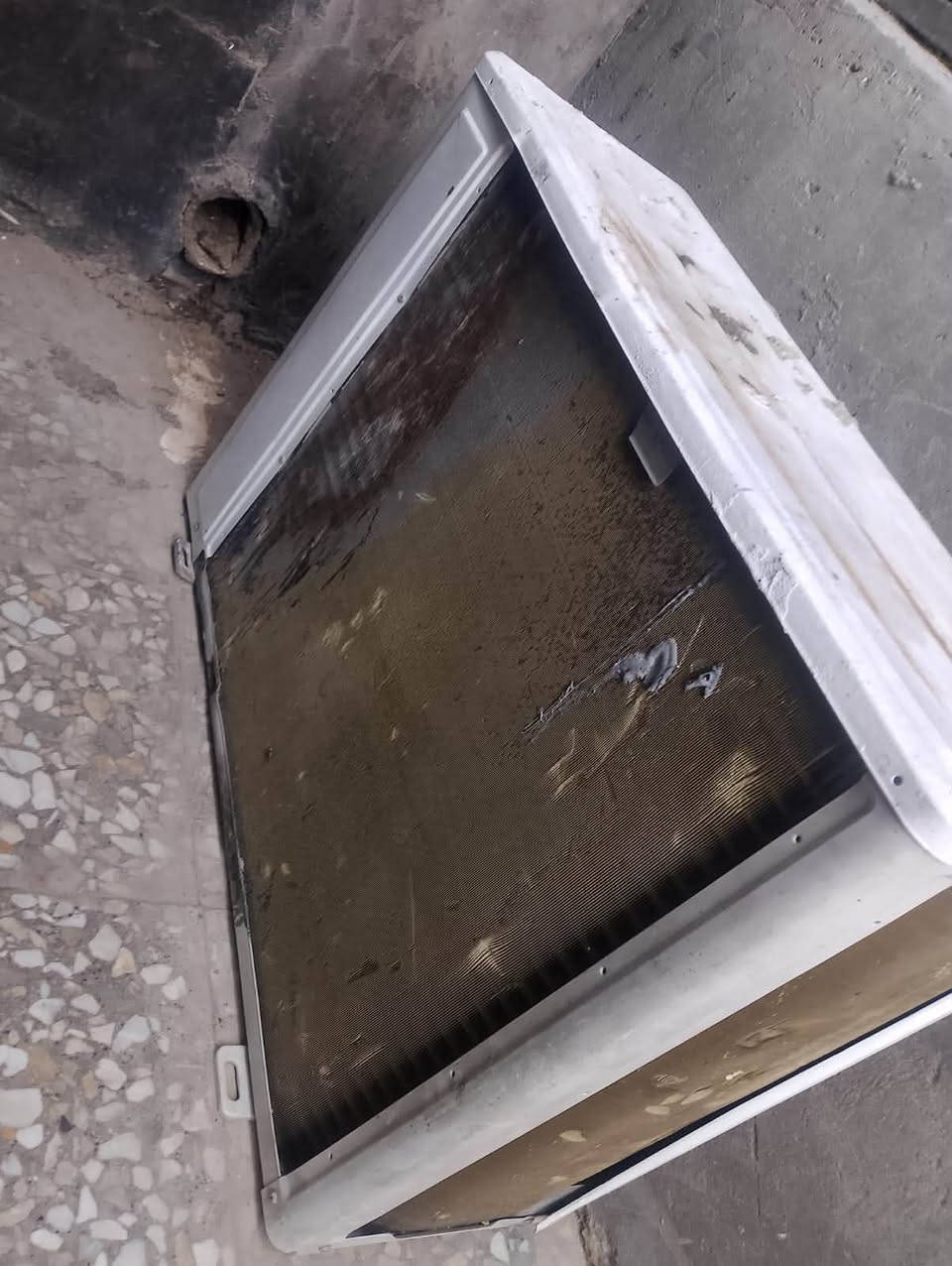 سلام عليكم ورحمة الله وبركاته سبلت البيع 2طن ونص عوزه فقط قطعه خارجيه العنوان بغداد حي نصر رقم الهاتف ***********
