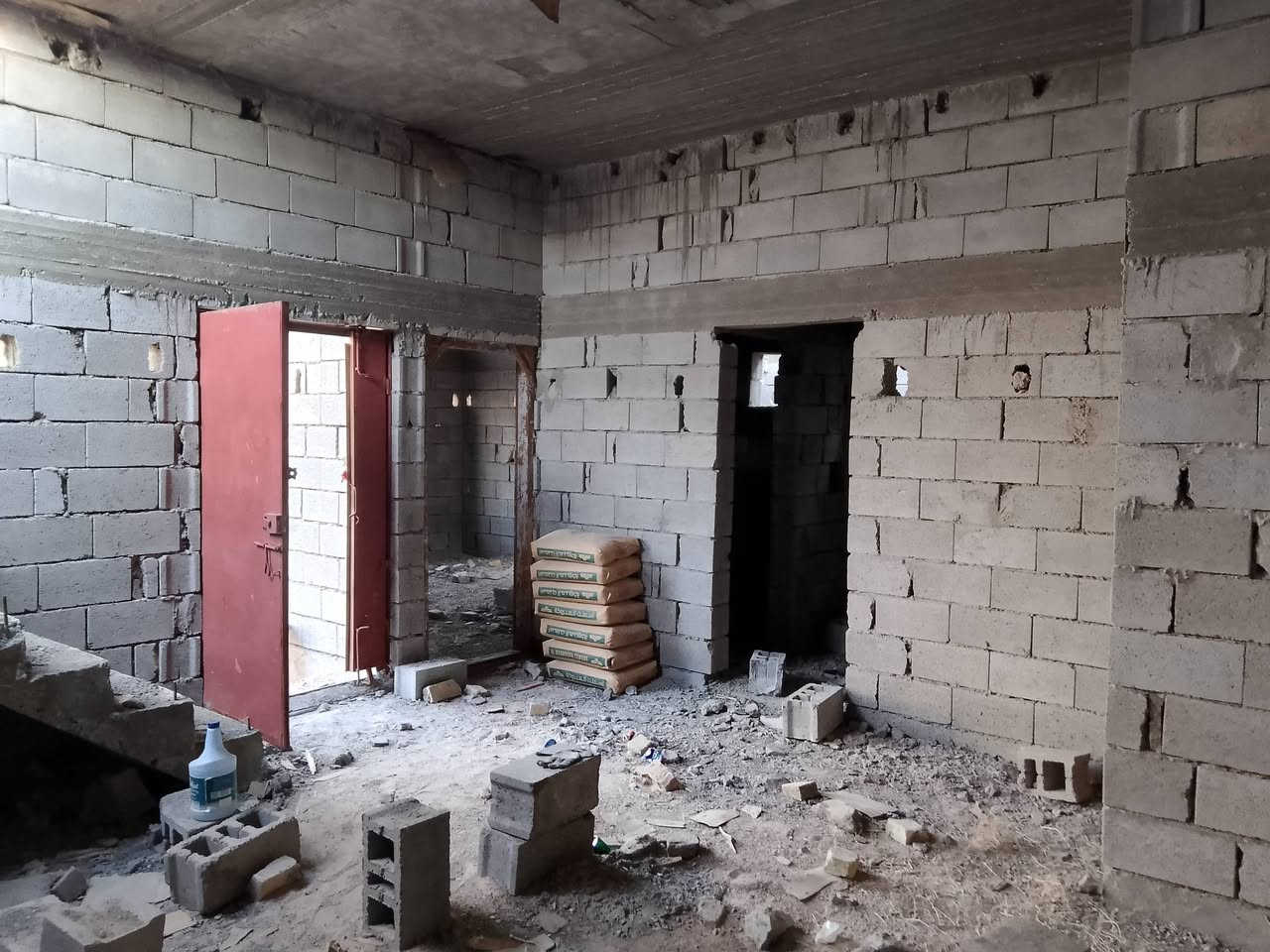 السلام عليكم بيت للبيع مساحه 200 يحتوي على غرف ثنين بمساحه 5/4 وحمامات ومطبخ 4/4 ومناور ثنين وبيه مساحه ايضا مثل ما موضح بصور البيت بناء درجه اولى موقعه  شارع النرجس بضهر مزرعه علي شداد الفارس قريب ع جامع غزه سعره 30 وبيه مجال قليل ***********
