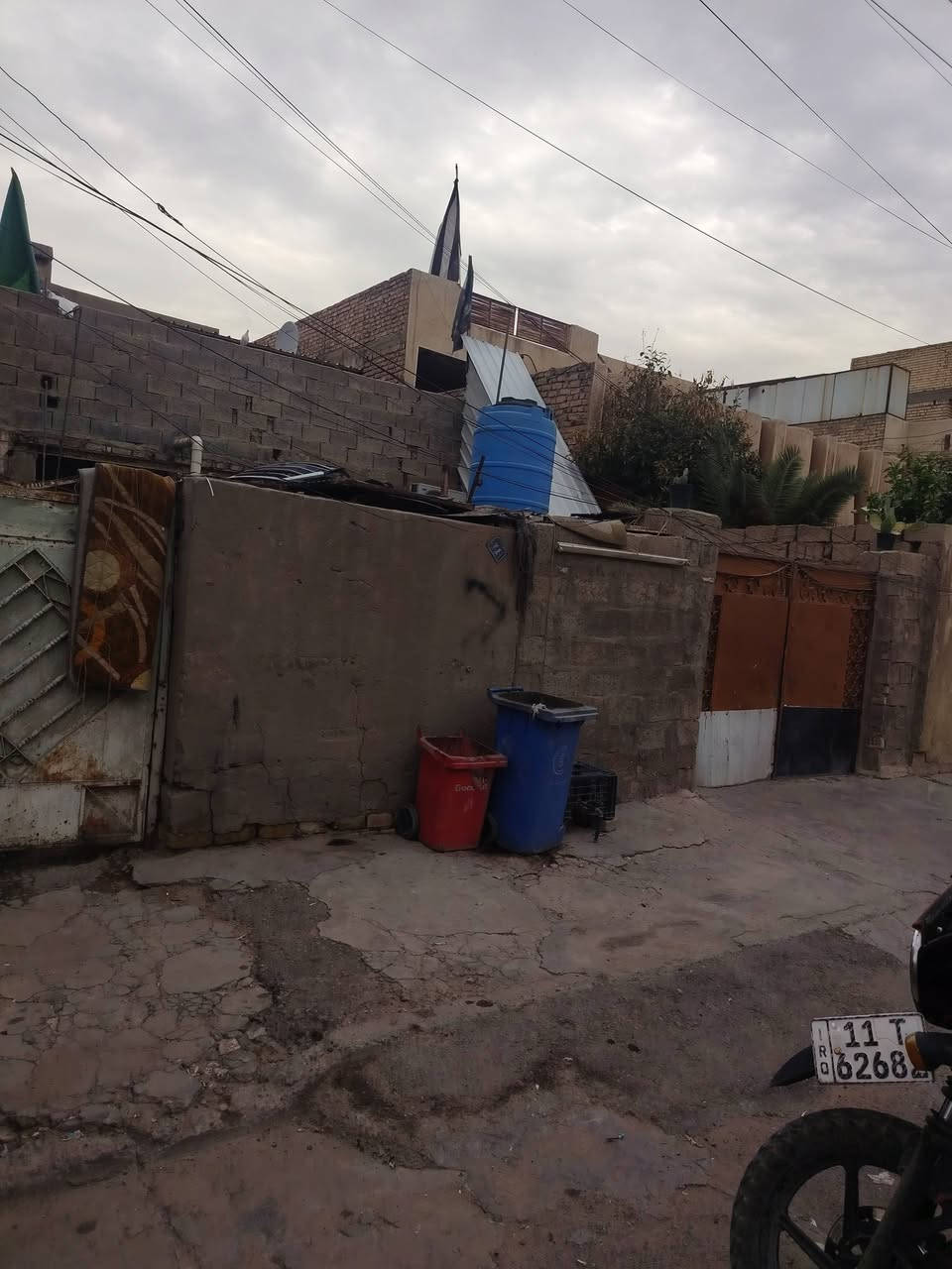 دار للبيع مساحه ٢٠٠ يعتبر قطعه أرض واجهة ١٠ نزال ٢٠ شارع الضغط ***********
