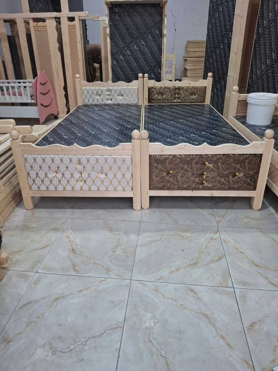 50 الف فقط. اخذ جربايه قويه .وبضمان 100%
جربايه خشب جام روسي ضمان حقيقي بلاويد اسود تتحمل أوزان ثقيله اكثر من ١٥٠كيلو وعمرها طويل. 
الطول مترين والعرض ٨٥سم 
ابو نور لتجارة الأثاث....الشطره شارع المجلس البلدي .
مجاور عيادة الدكتوره سناء ام الجلديه 
***********

