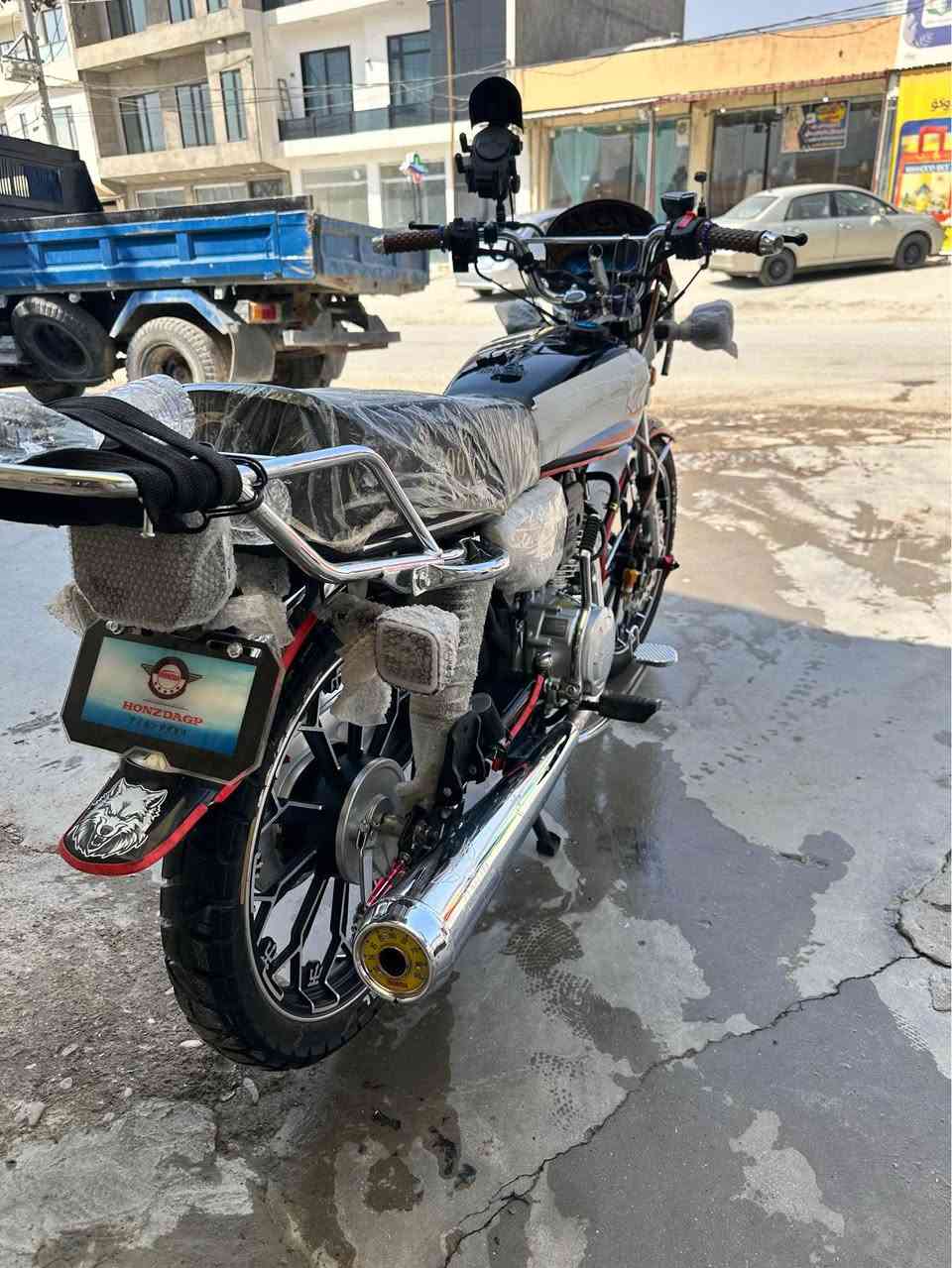 سڵاوی خوا لە هەموو لایەک هۆنزدا مەکینە ٢٠٠ بۆ فرۆشتن 
مۆدێلی ٢٠٢٦ وەجبەی یەک ٩٧٠٠٠ کیلۆمەتر ڕۆشتوە عەقد و مەنەفێسی لەگەڵە  ماتۆرەکە بەسمە و شغاڵە دوو سویچی بیلادی لەگەڵە ماتۆڕەکە بە سفری خۆم ڕام کێشاوە بە شەرتی هەمووشتێک ئەدەمێ هەموو گیانی بەشەرت خزمەتێکی باش کراوە هەتا ئێستا ڕۆن و بەنزینی خراپی تێنەکراوە نرخ ٩٠٠ هەزار و مەعامەلە شوێنم سلێمانیە تکایە گەر موشتەری نیت سەرمان مەئێشێنە ***********
لەسەر ئزنی ئەدمین🫀 السليمانية, العراق
