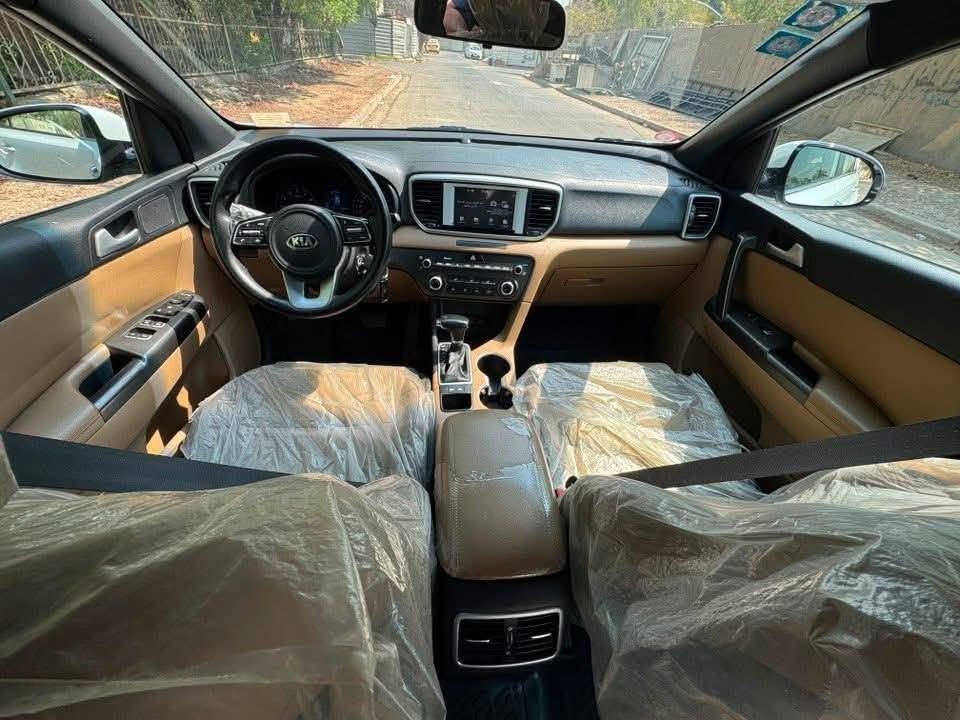 سبورتج 2020
خليجي 
مواصفات عاديه  
مري شفط 
ماشيه 100
بيها الباب الخلفي عكس السايق بارد 
السنويه بسمي جديده
رقم بغداد انكليزي 
بيها سونار 
سعرها 203وبيها مجال بسيط
العنوان بغداد 
***********
