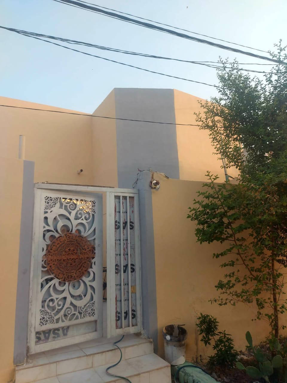 دار للبيع مناسب مناسب مساحه 100 متر الاستفسار ***********
ملاحضه المكتب مجاز رسمي من قبل بلديه النجف 

يحتوي البيت على غرفه وصاله ومطبخ واستقبال وتخاريج داخليه موقع البيت شارع المطار مقابيل  القريه شارع المطحنه   السعر 26 وبي مجال قليل

عنوان المكتب مكتب البوابه عمود 317 على شارع مباشر
