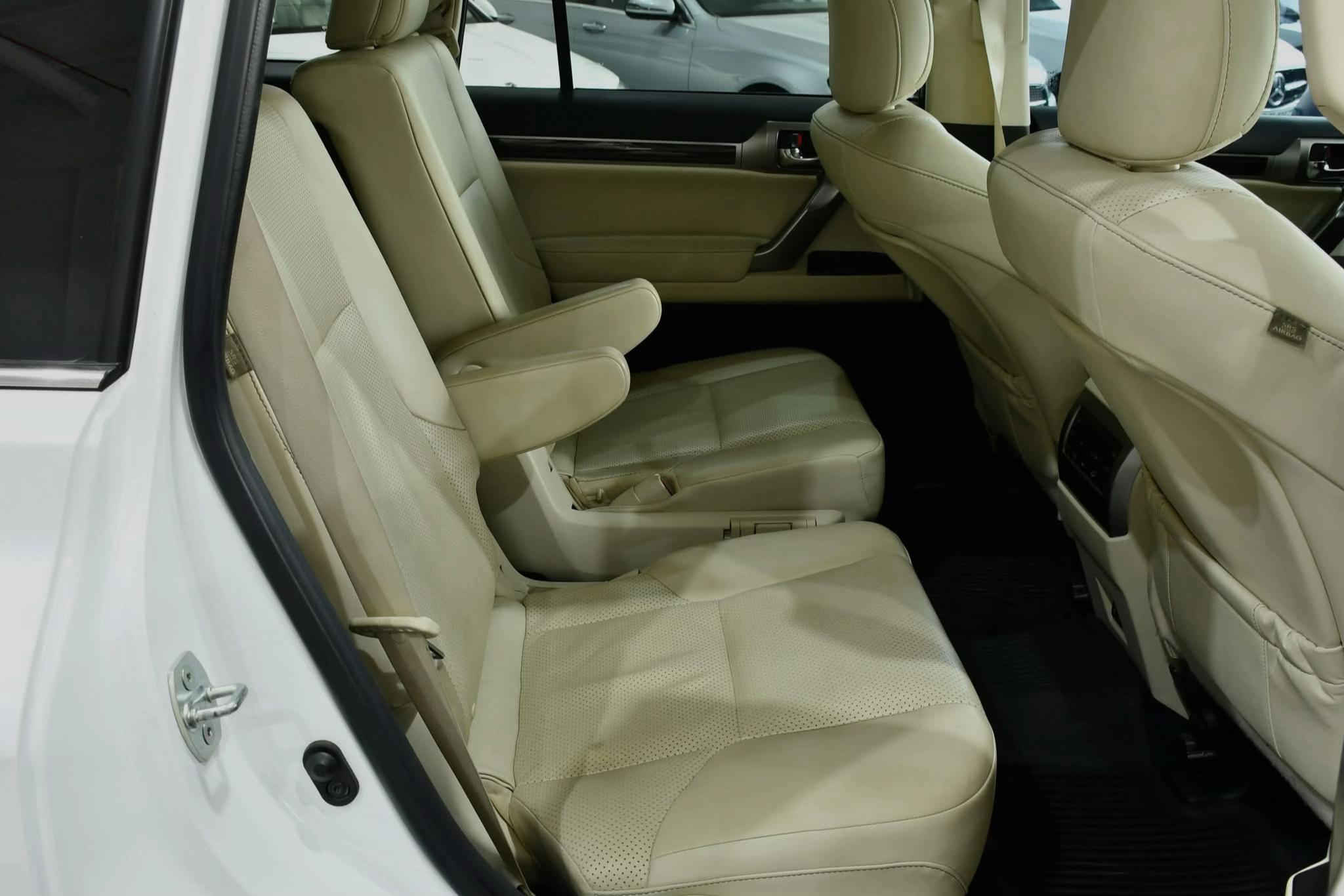 للبيع Lexus GX 460 2023 • اللون: أبيض • المكينة: 8 سلندر V8 • الممشى: 33,000 ميل • الضرر: صفحة السايق صبغ • السيارة نظيفة ومواصفاتها ممتازة           � السعر:295 ورقة    📍للمعلومات اكثر يرجى التواصل على الرقم *********** واتس اب او اتصال شكرا لتواصلكم معنا🙏
