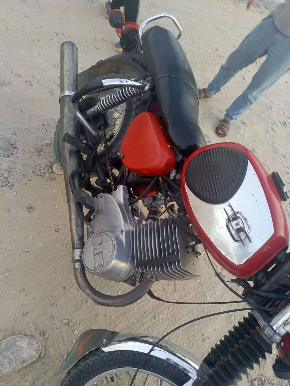 السلام عليكم للبيع MZ موديل 81 حجم المحرك 301cc محرك كير كله شرط ماطور جديد كهربائيات كله شغاله تايرات جدد السعر 700 وبي مجال ***********
