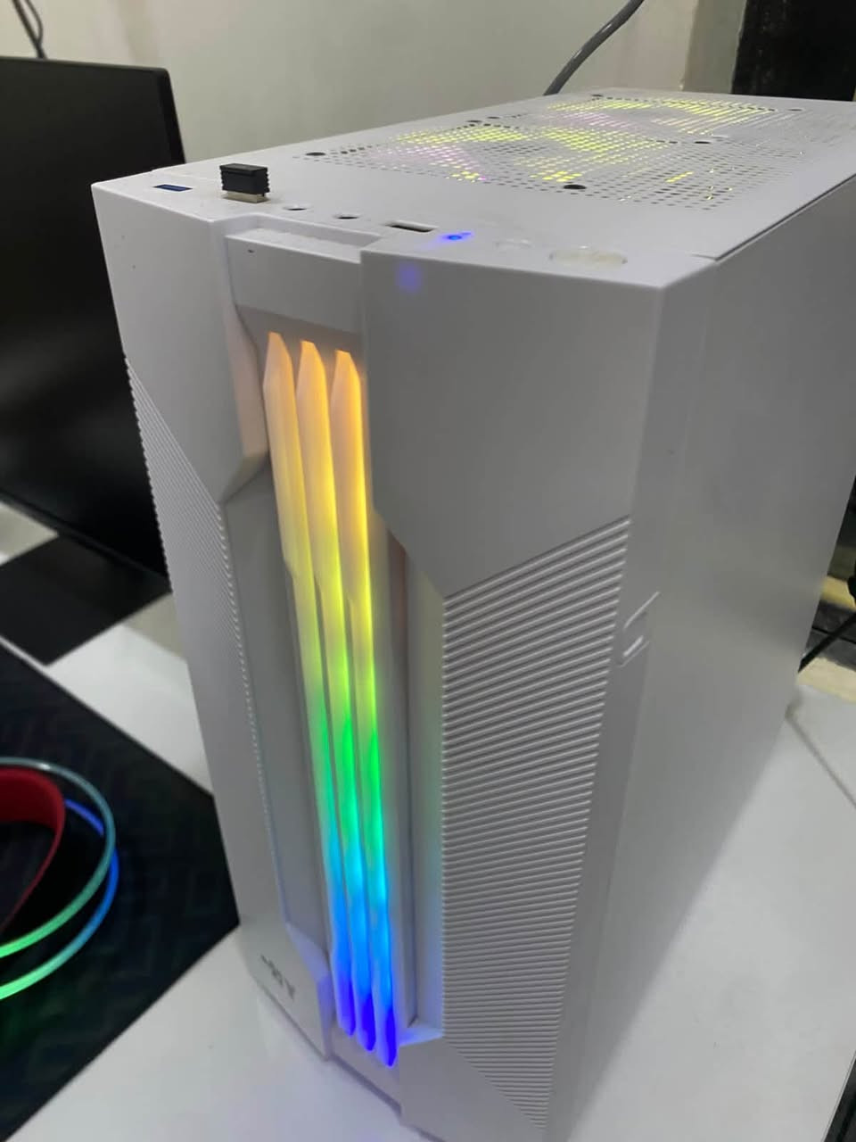 pc للبيع مكان البصرة

* المعالج: AMD Ryzen 5 5600X
* اللوحة الأم: ASRock A520M-HDV
* كرت الشاشة: PNY RTX 4060 Dual 8GB
* الرام: 16GB DDR4 3200MHz (2×8GB) Lexar
* التخزين: Lexar NM620 1TB M.2 NVMe PCIe Gen3×4
* مزود الطاقة: Glotrends 650W
* الكيس: Lovingcool IC-58 White Mid Tower
للتواصل : ***********
